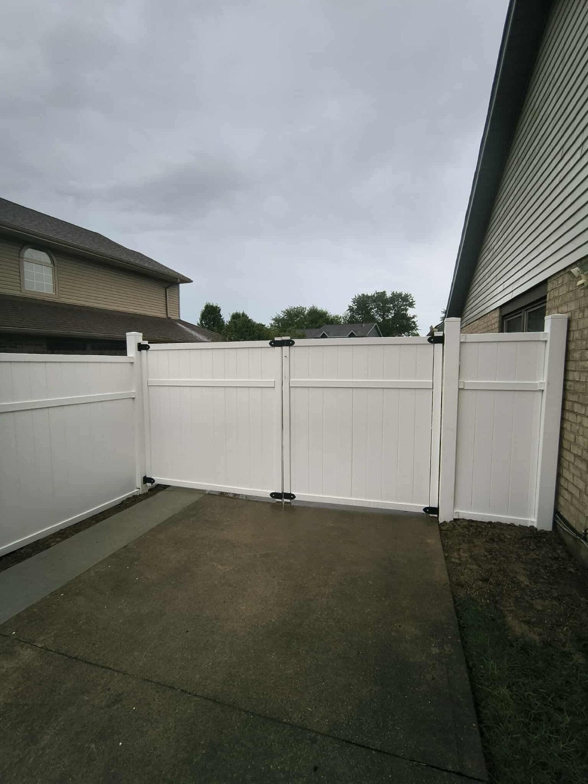 JC BANDIT white vinyl privacy fence and gate project