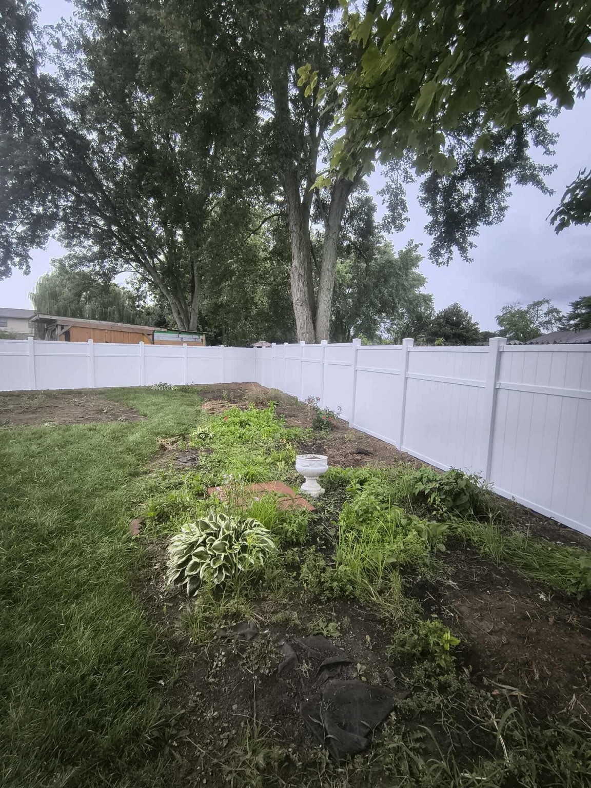 JC BANDIT white vinyl privacy fence project